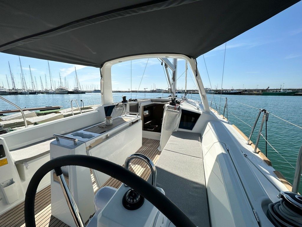 Beneteau Oceanis 38.1 | Triton