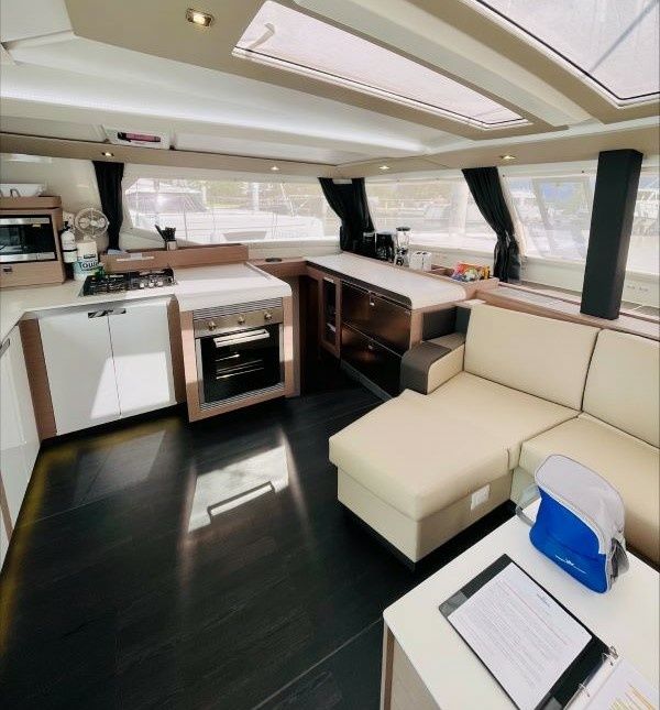 Fountaine Pajot Tanna 47 | Runny Babbit