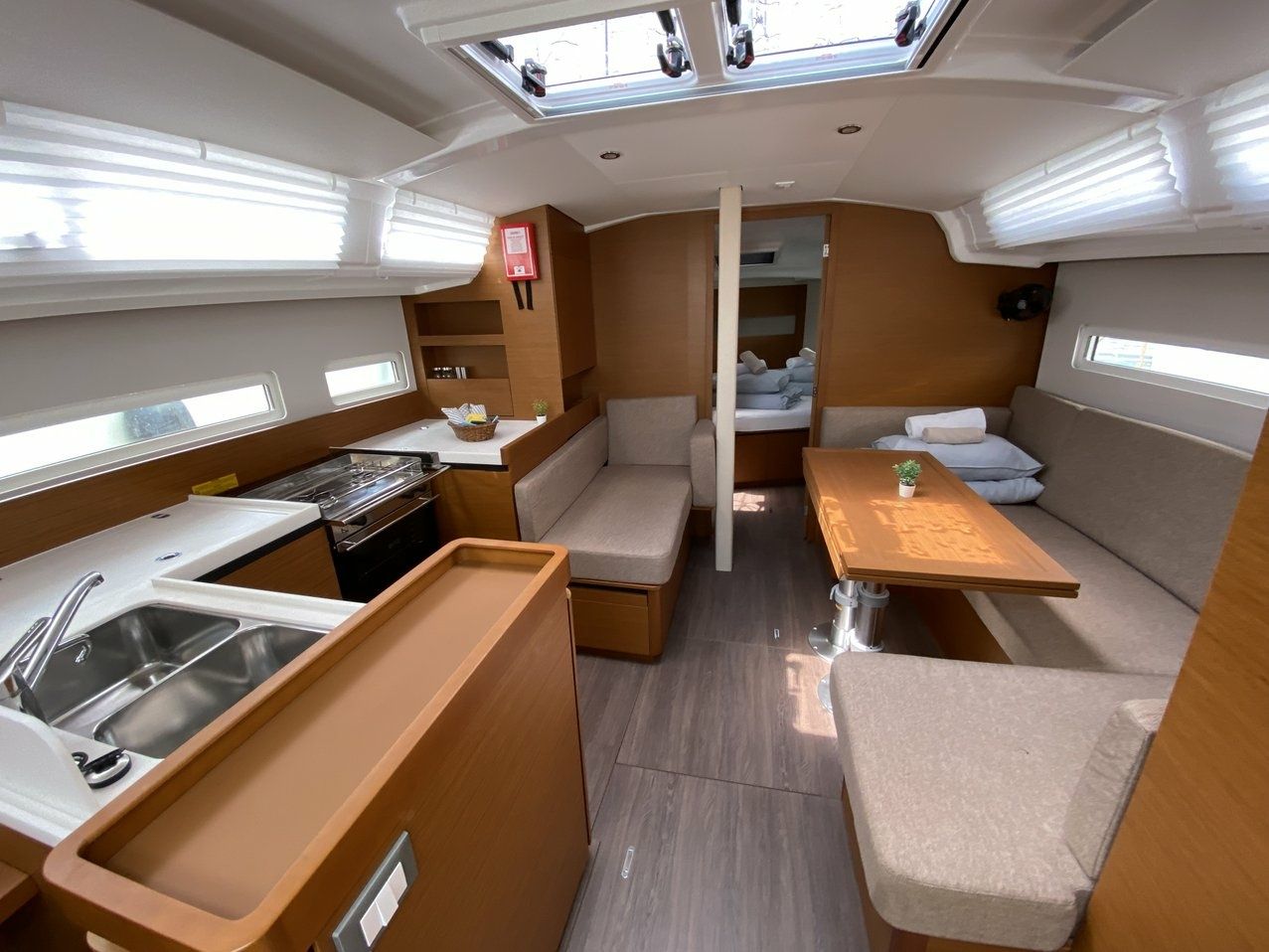 Jeanneau Sun Odyssey 410 | Night Elli