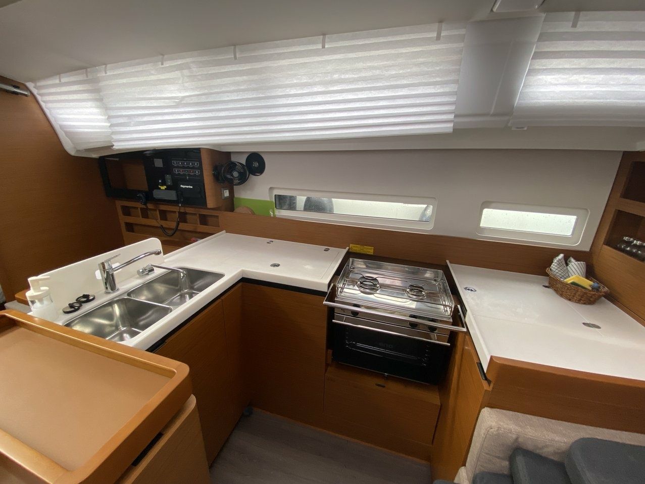 Jeanneau Sun Odyssey 410 | Night Elli