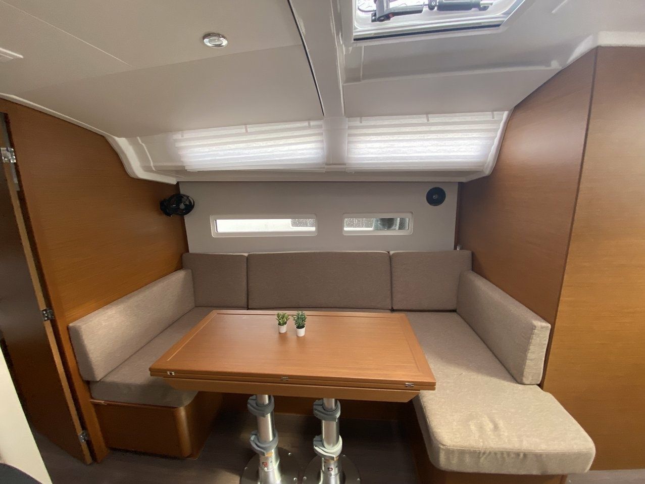 Jeanneau Sun Odyssey 410 | Night Elli