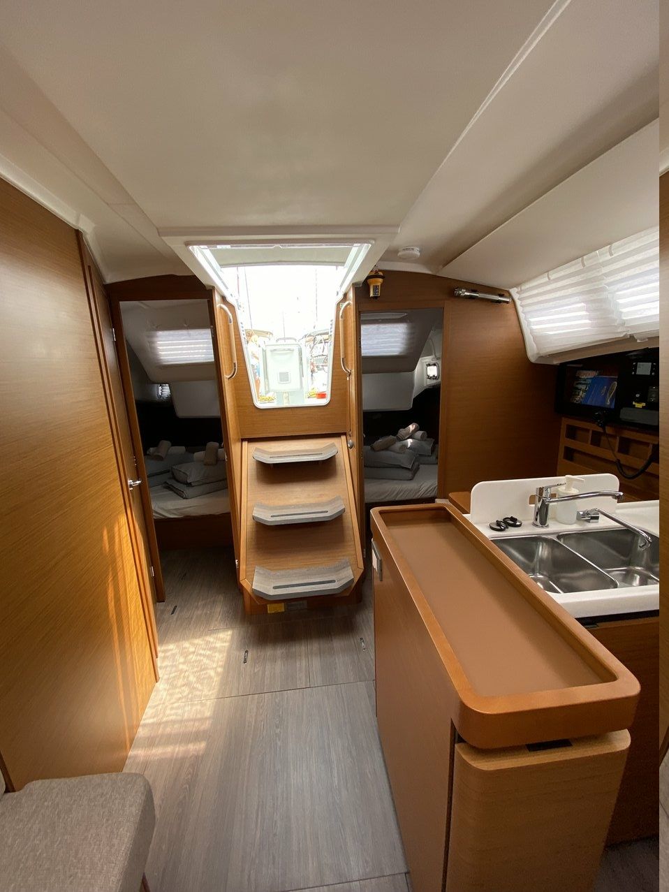 Jeanneau Sun Odyssey 410 | Night Elli