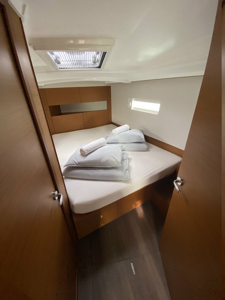 Jeanneau Sun Odyssey 410 | Night Elli
