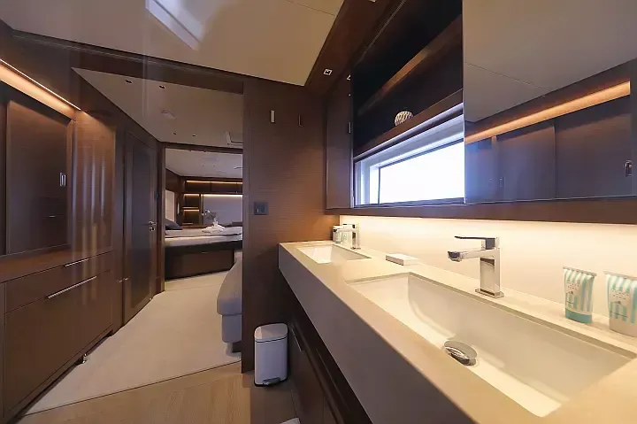 Lagoon Sixty 7 | Mastermind