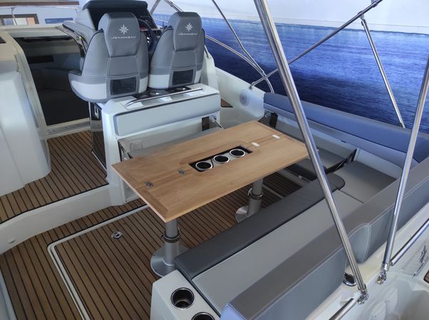 Jeanneau Cap Camarat 9.0 | Nassau