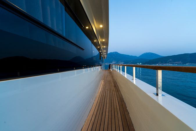 Trawler 85 | Albatros Explorer