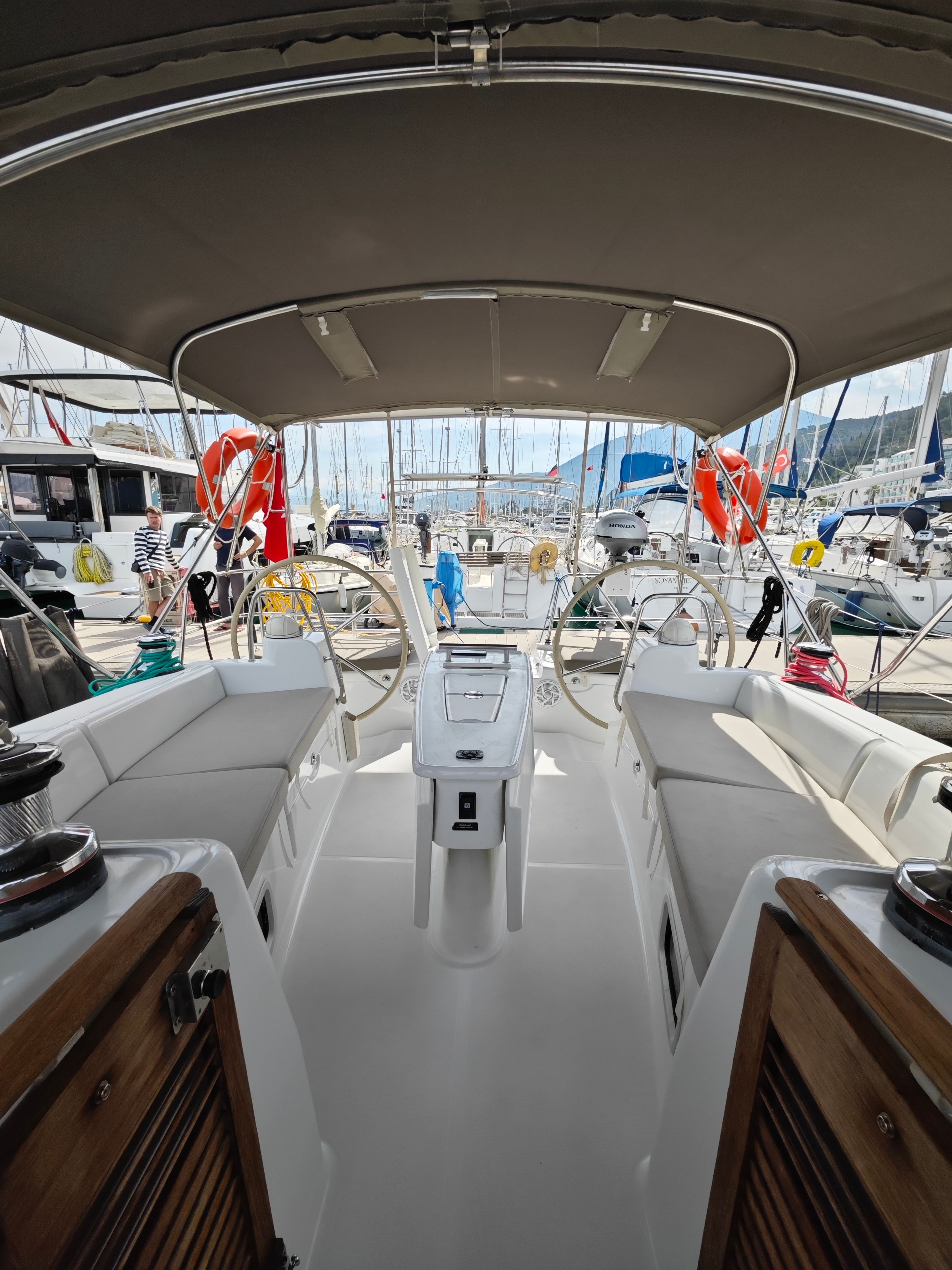 Beneteau Oceanis 40 | Violet