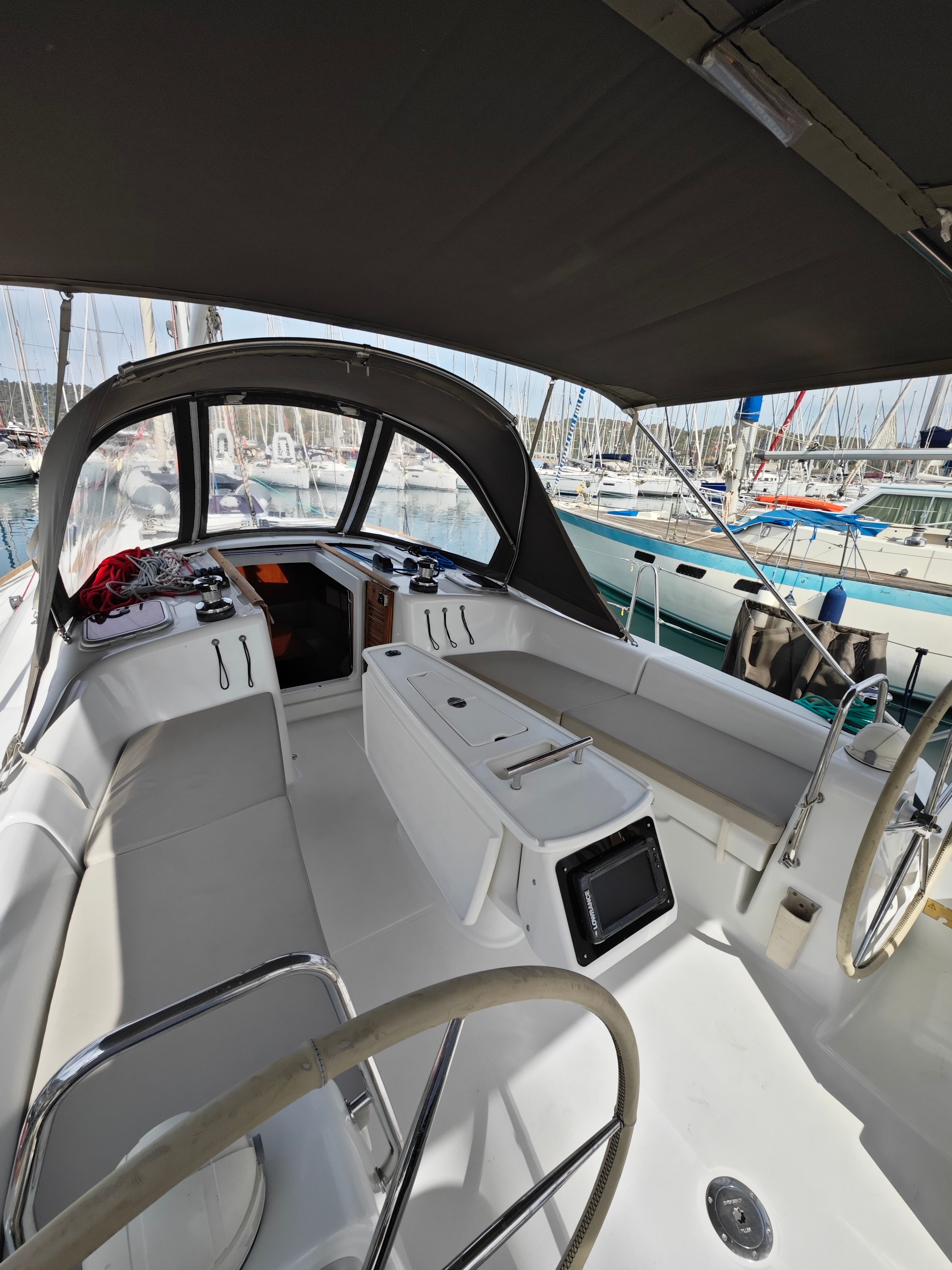 Beneteau Oceanis 40 | Violet