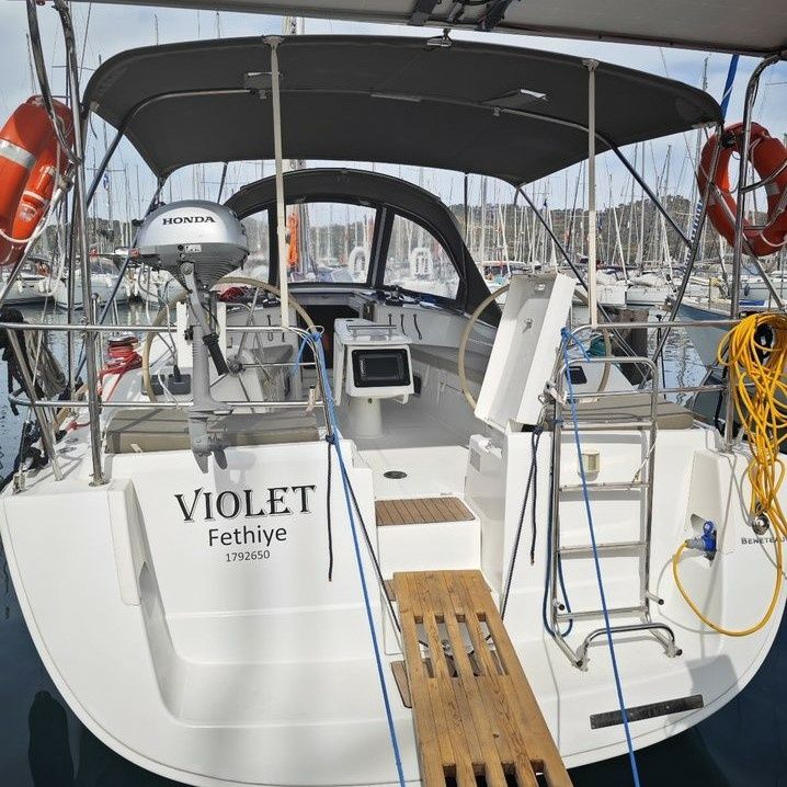 Beneteau Oceanis 40 | Violet