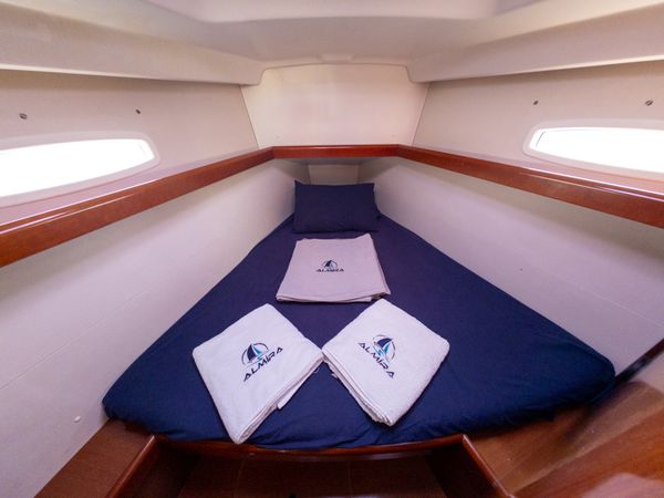 Beneteau Oceanis 40 | Violet