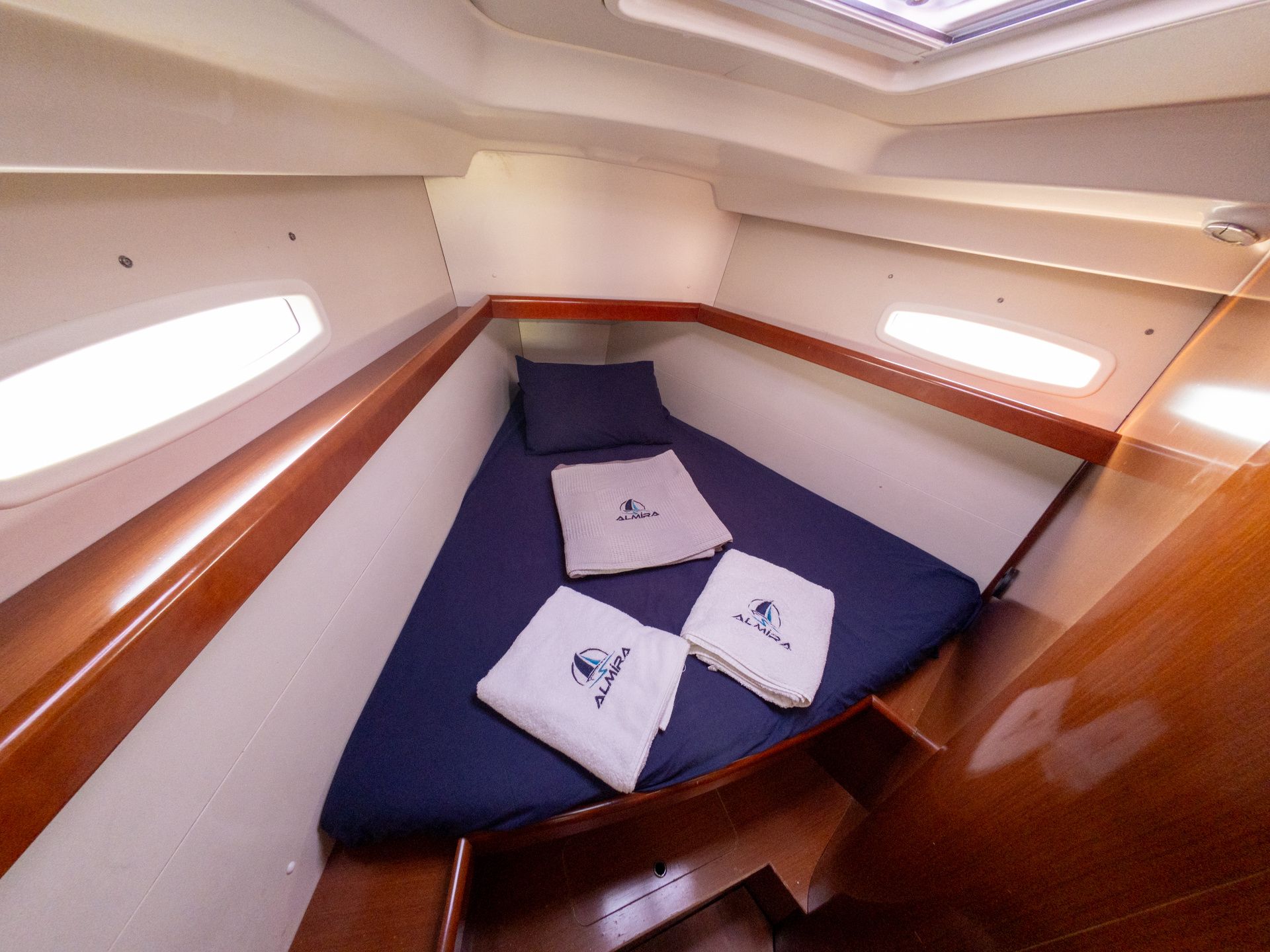 Beneteau Oceanis 40 | Violet