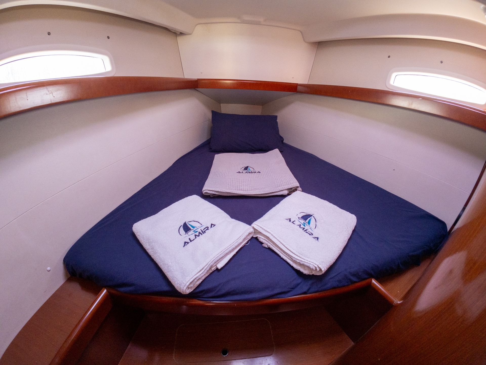 Beneteau Oceanis 40 | Violet