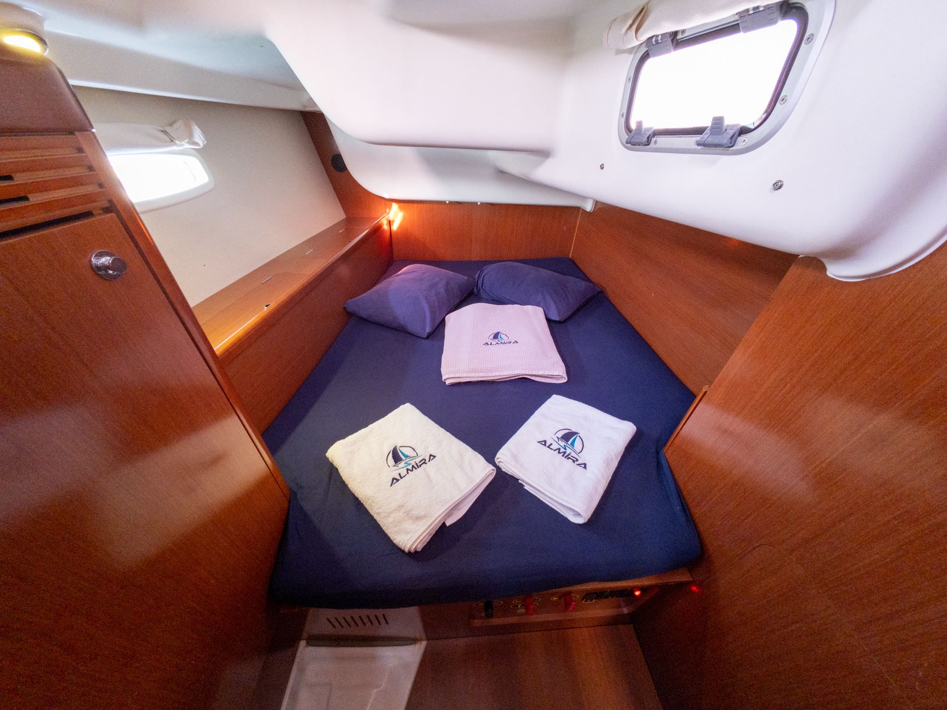 Beneteau Oceanis 40 | Violet