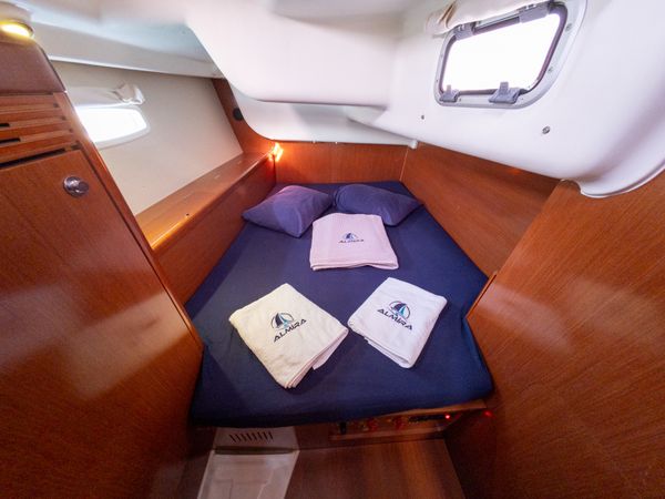 Beneteau Oceanis 40 | Violet