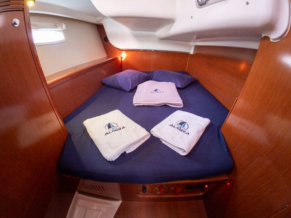 Beneteau Oceanis 40 | Violet