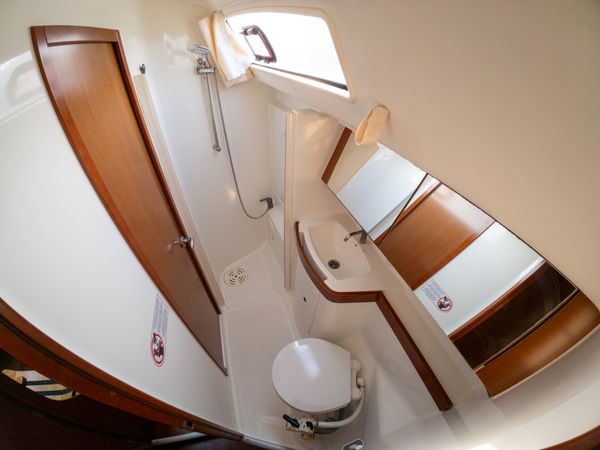 Beneteau Oceanis 40 | Violet