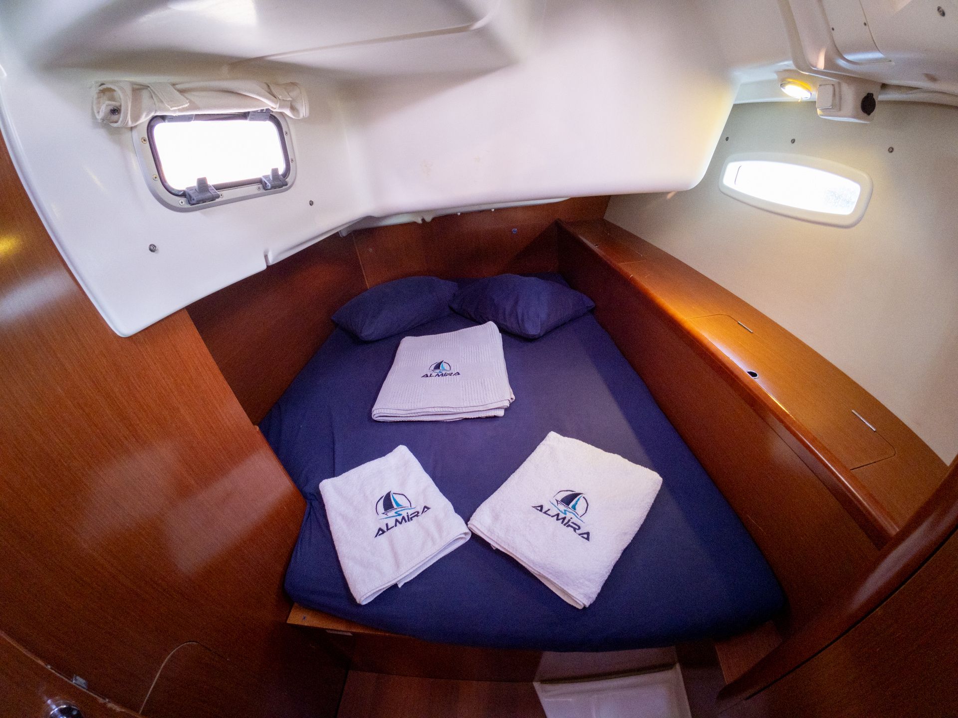 Beneteau Oceanis 40 | Violet