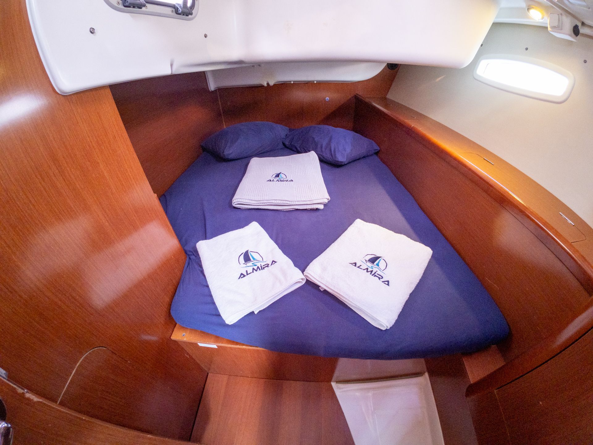 Beneteau Oceanis 40 | Violet
