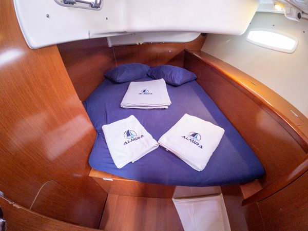Beneteau Oceanis 40 | Violet
