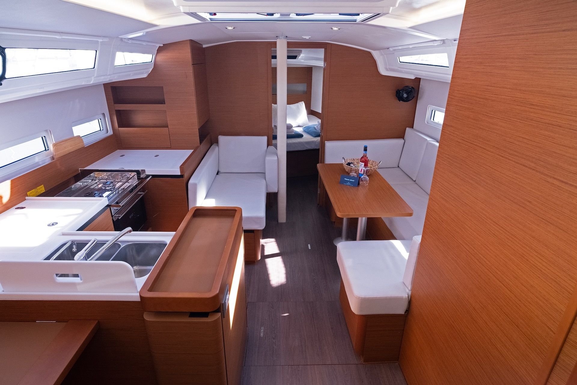 Jeanneau Sun Odyssey 410 | Midnight Kiss