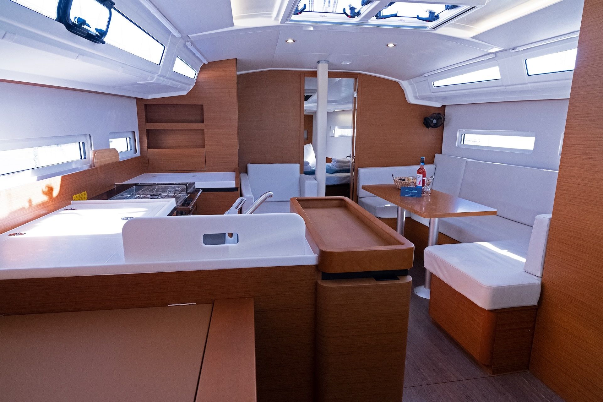 Jeanneau Sun Odyssey 410 | Midnight Kiss