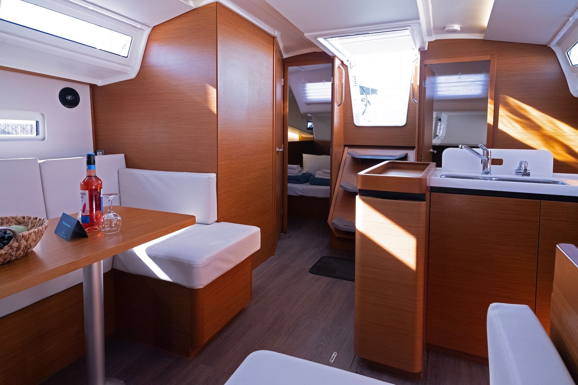 Jeanneau Sun Odyssey 410 | Midnight Kiss
