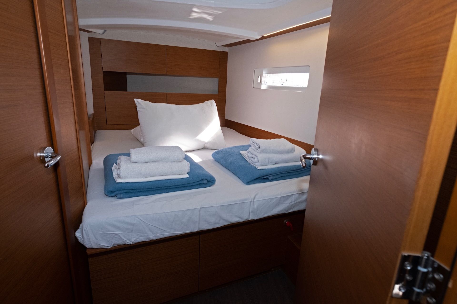Jeanneau Sun Odyssey 410 | Midnight Kiss