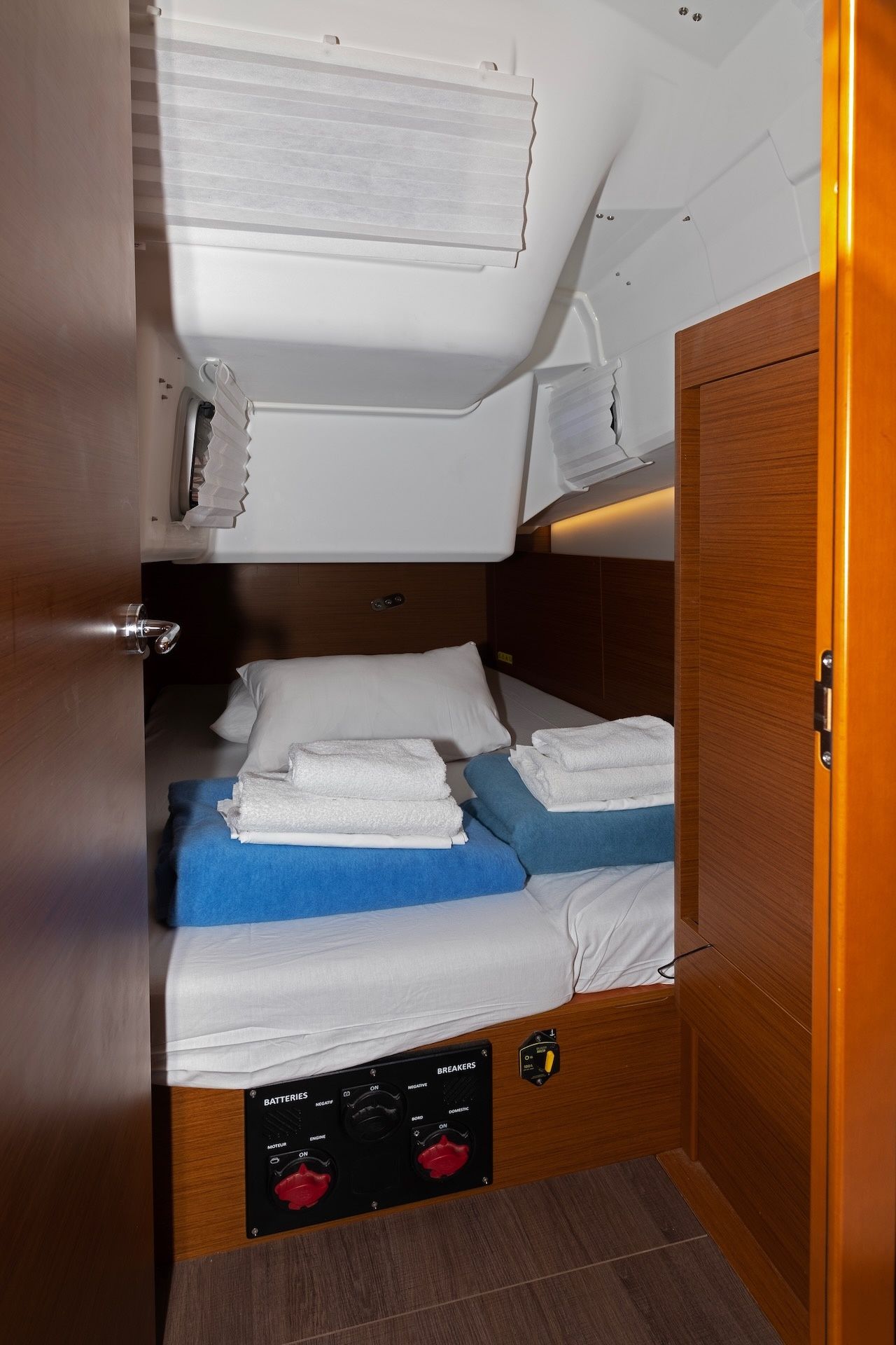 Jeanneau Sun Odyssey 410 | Midnight Kiss