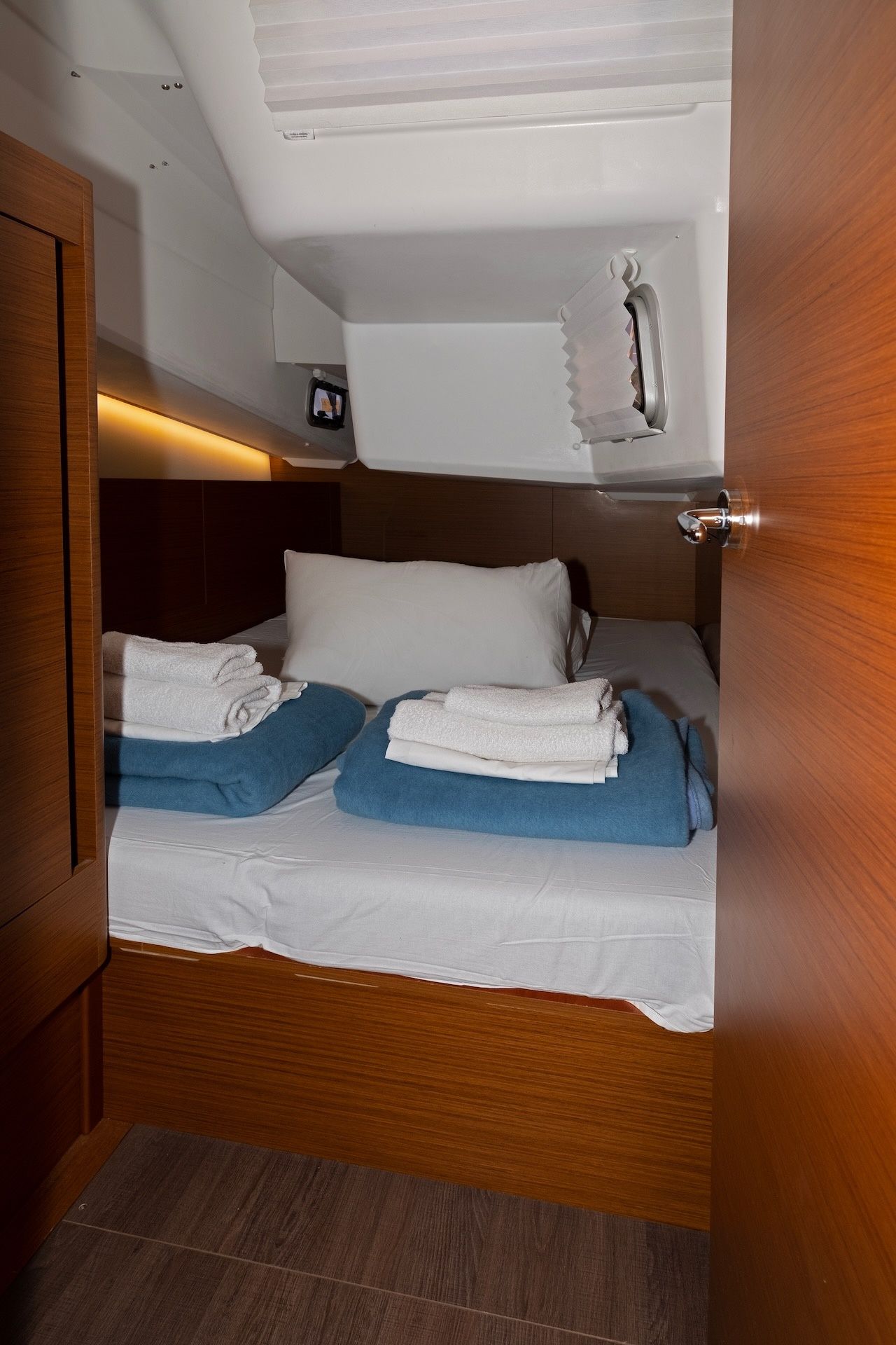 Jeanneau Sun Odyssey 410 | Midnight Kiss