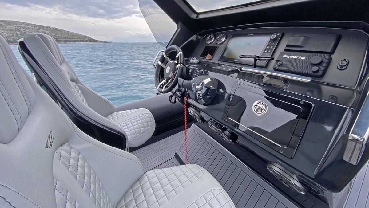 Ribco Venom 34 | Stealth Nomad