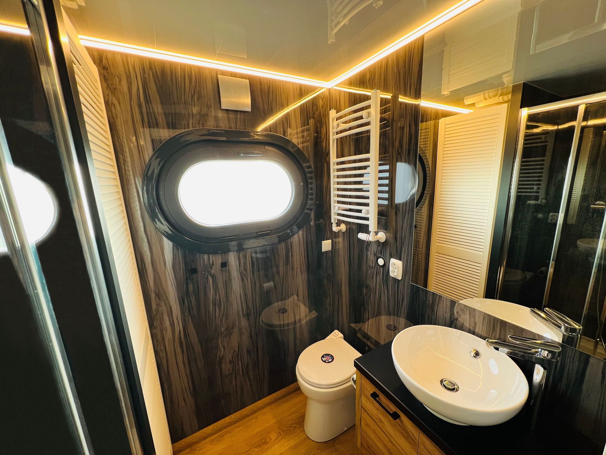 Rivo Campi 400 | Houseboat One