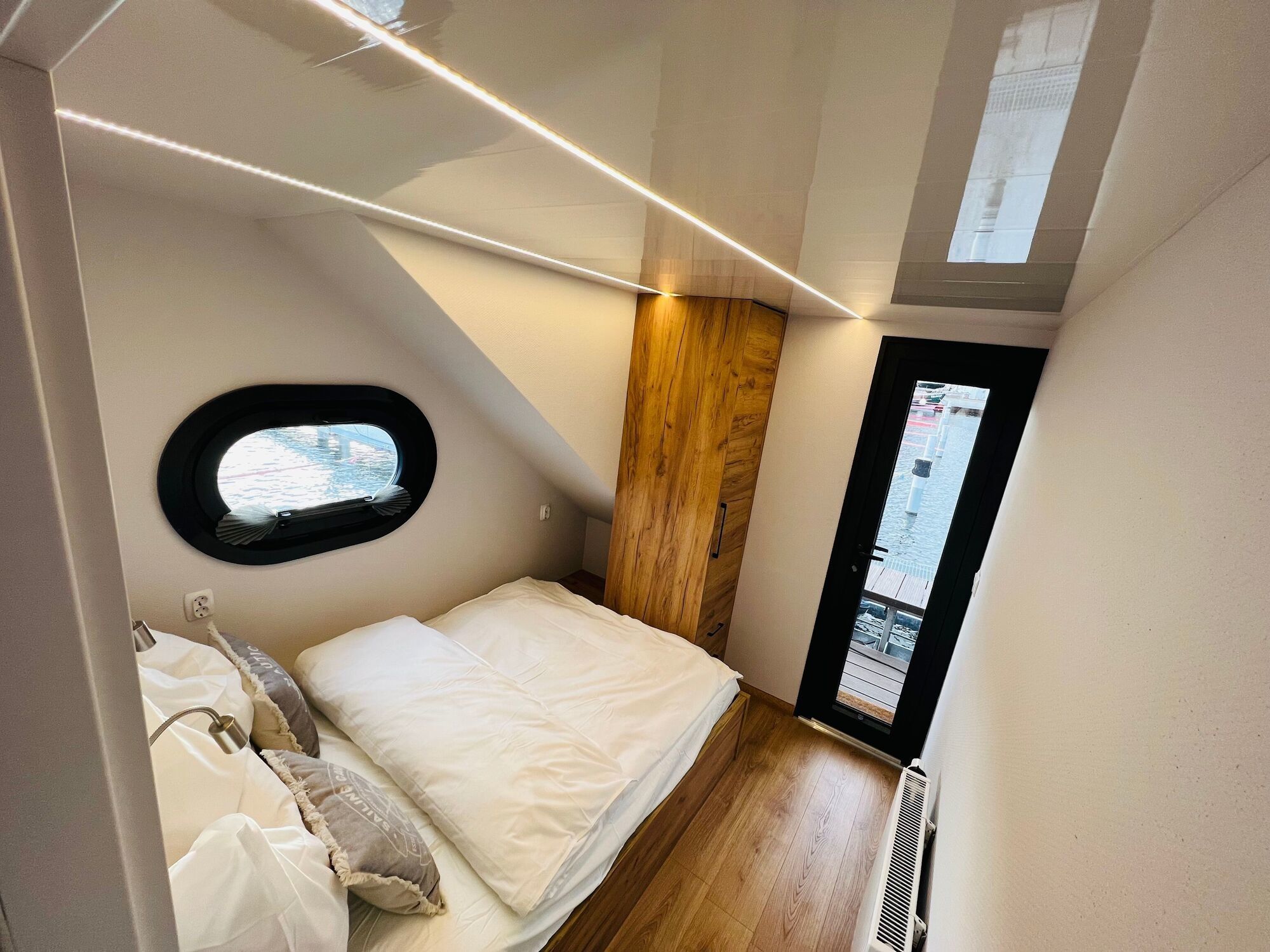 Rivo Campi 400 | Houseboat One