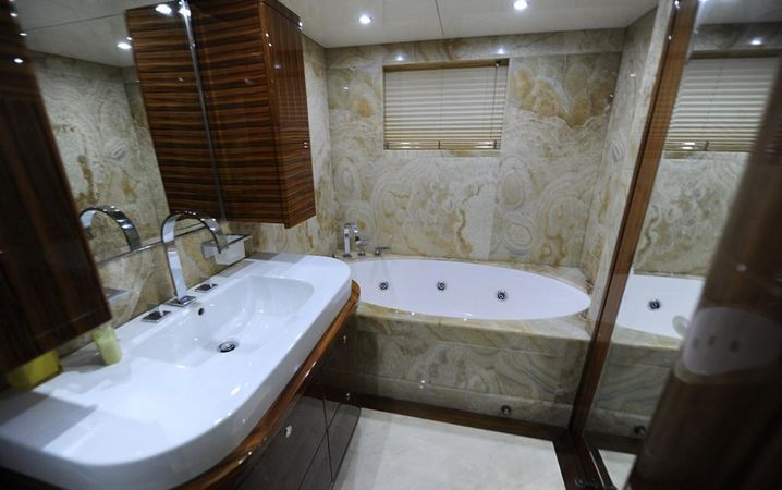 Gulf Craft Majesty 101 | Infinity 7