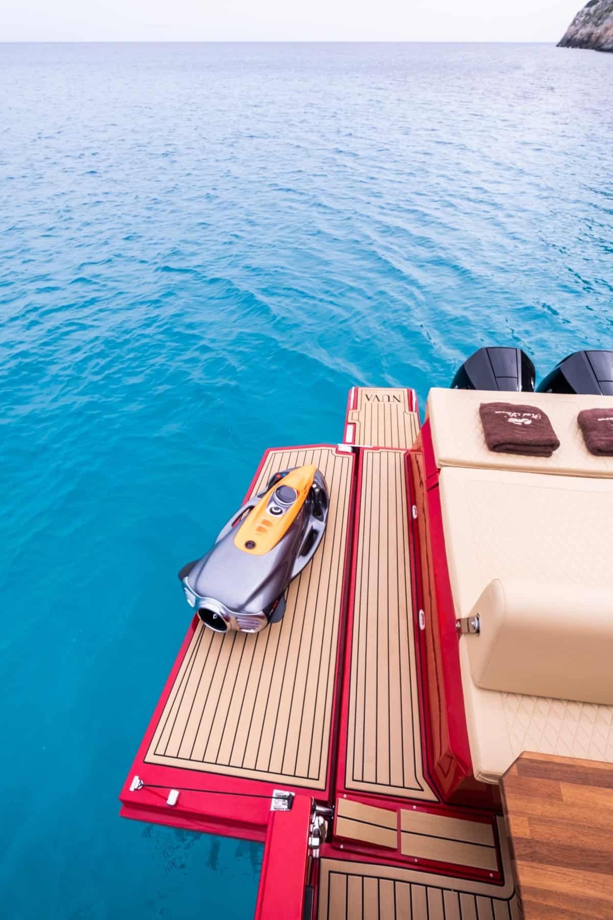 Nuva Yachts M11 | Red  Storm