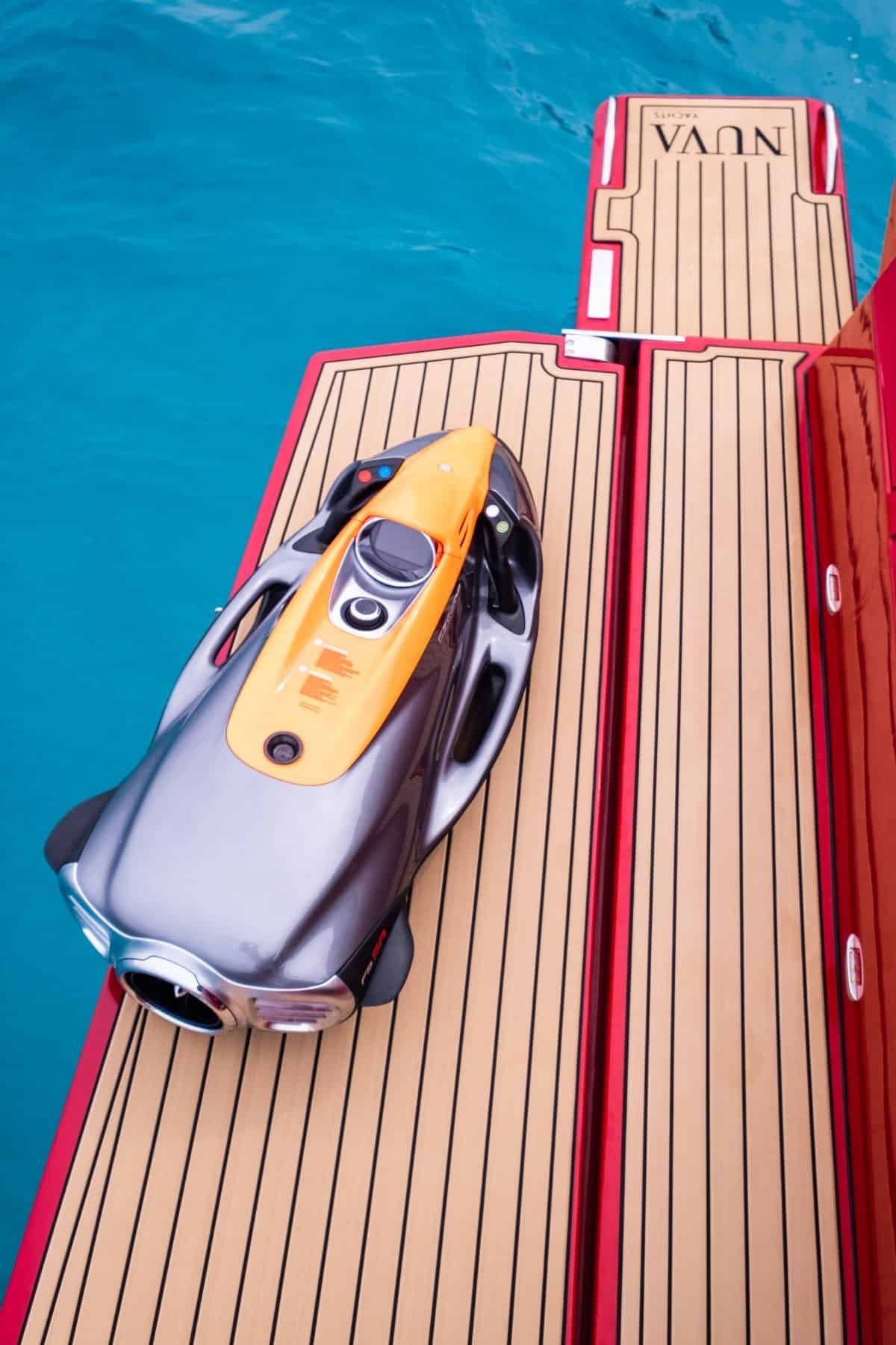 Nuva Yachts M11 | Red  Storm