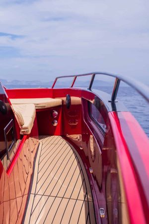 Nuva Yachts M11 | Red Storm