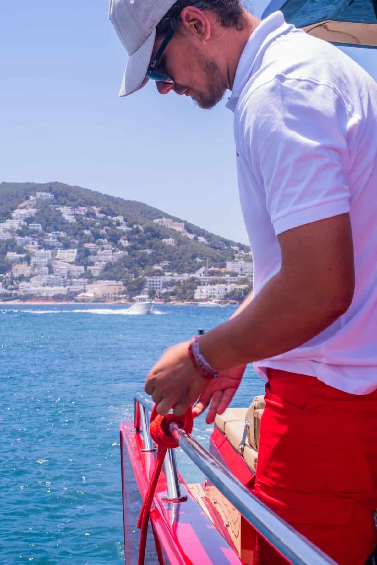 Nuva Yachts M11 | Red  Storm