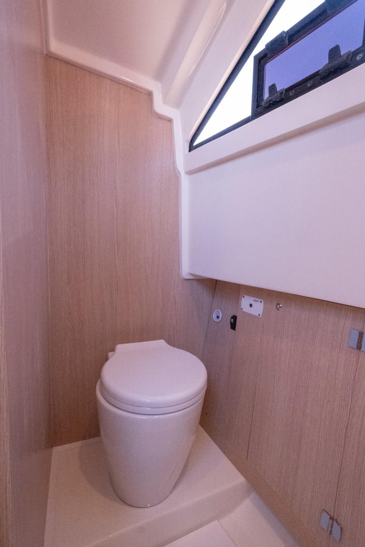 Nuva Yachts M11 | Red  Storm