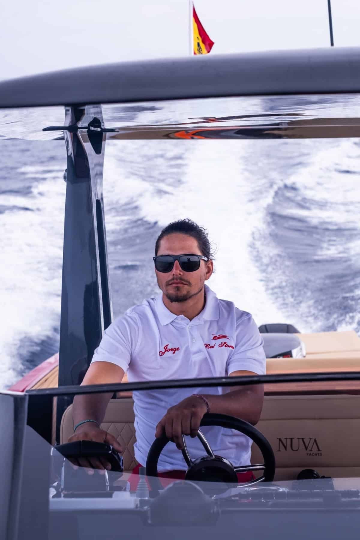 Nuva Yachts M11 | Red  Storm