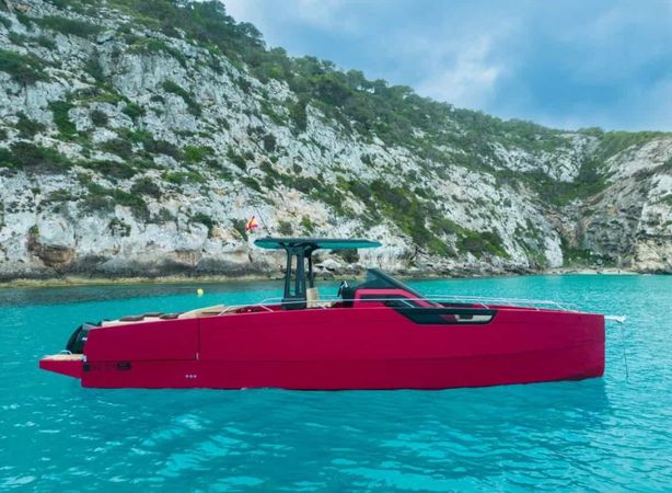 Nuva Yachts M11 | Red Storm