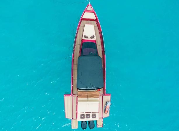 Nuva Yachts M11 | Red Storm