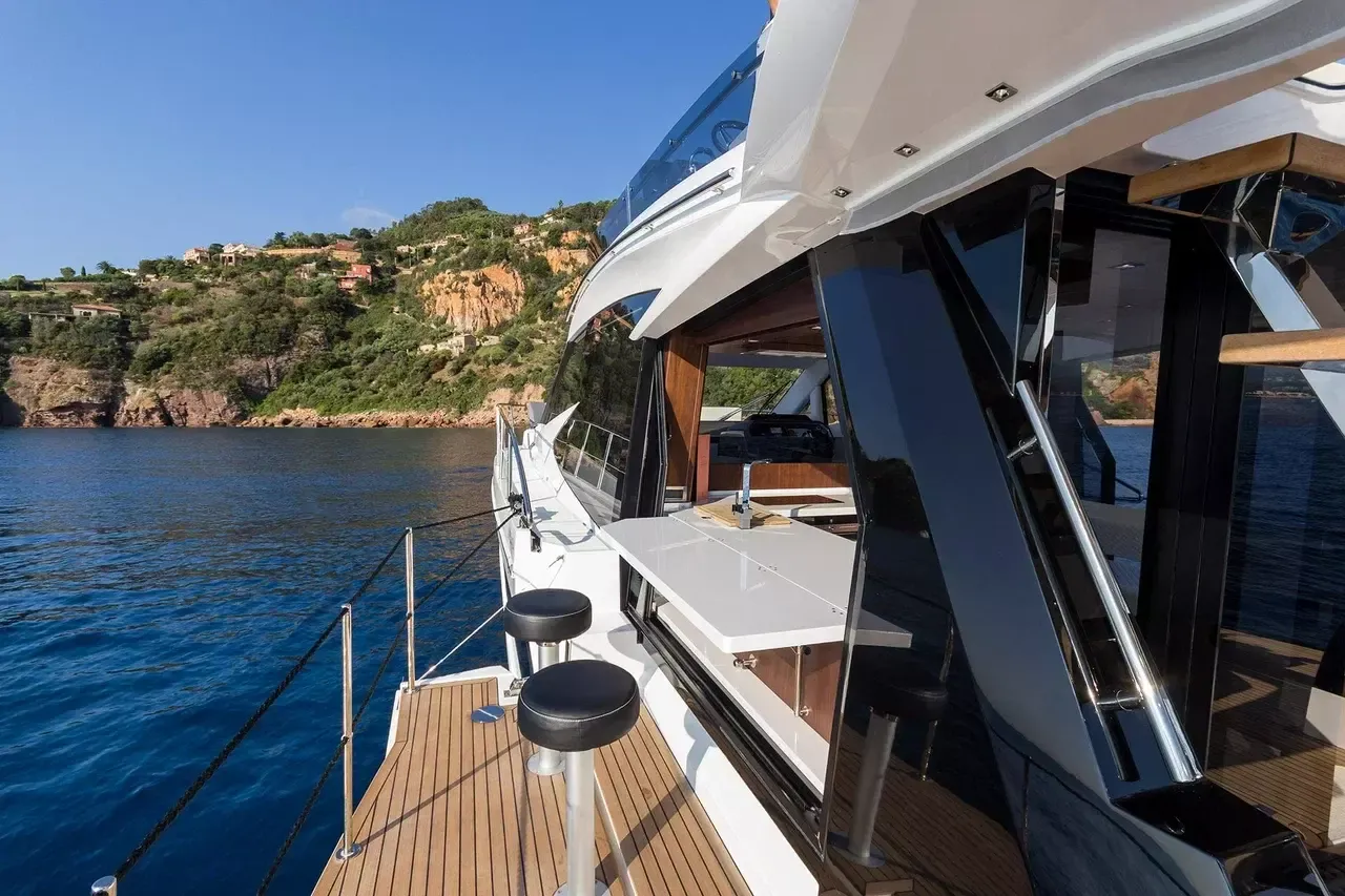 Galeon 500 Fly | Aquarius Arrow