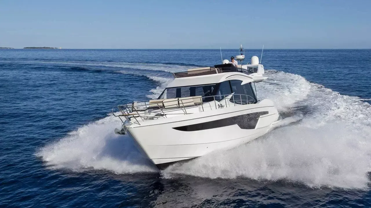 Galeon 500 Fly | Aquarius Arrow