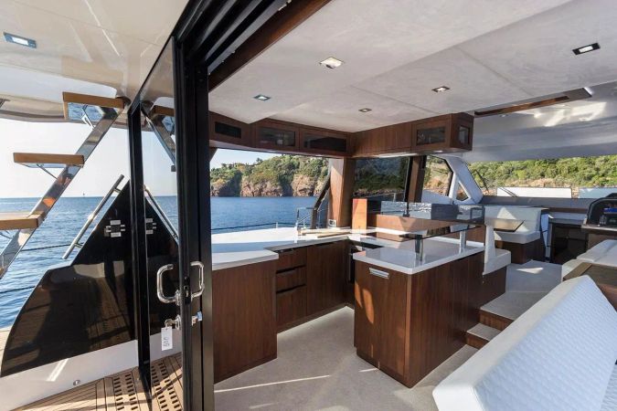 Galeon 500 Fly | Aquarius Arrow