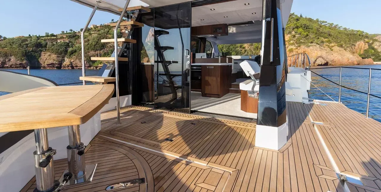 Galeon 500 Fly | Aquarius Arrow