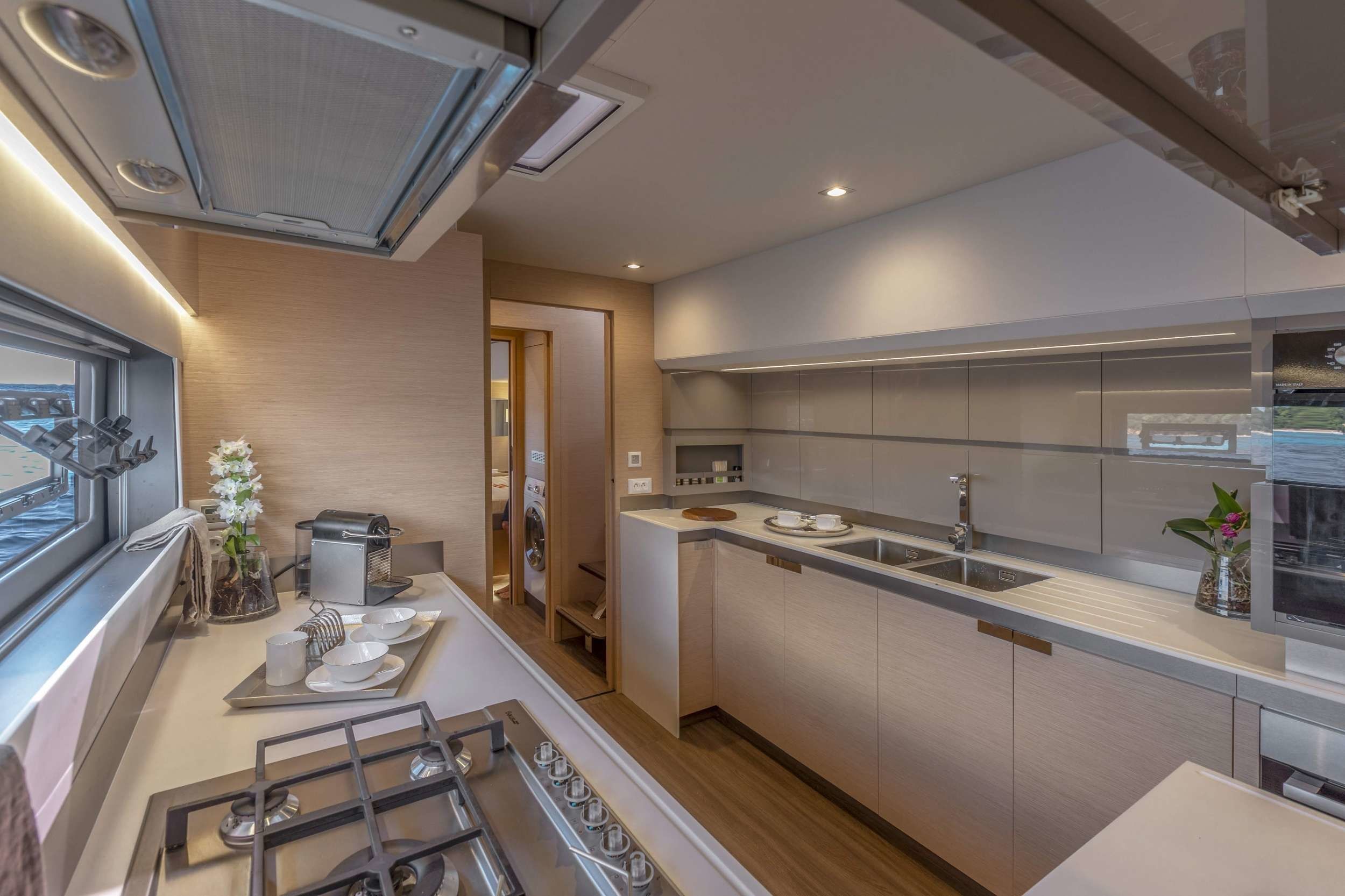 Fountaine Pajot Power 67 | Elly