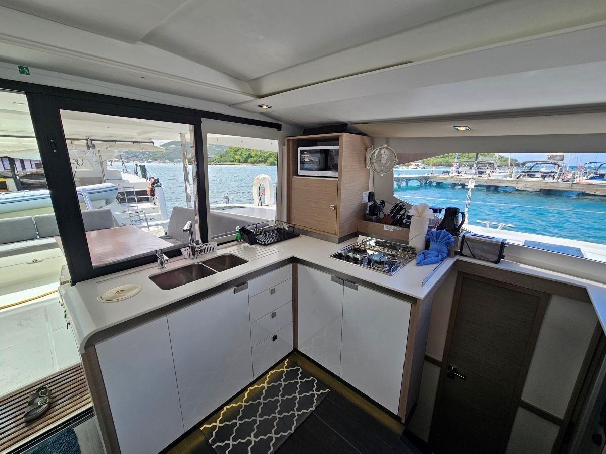 Fountaine Pajot Isla 40 | Island Curtisea