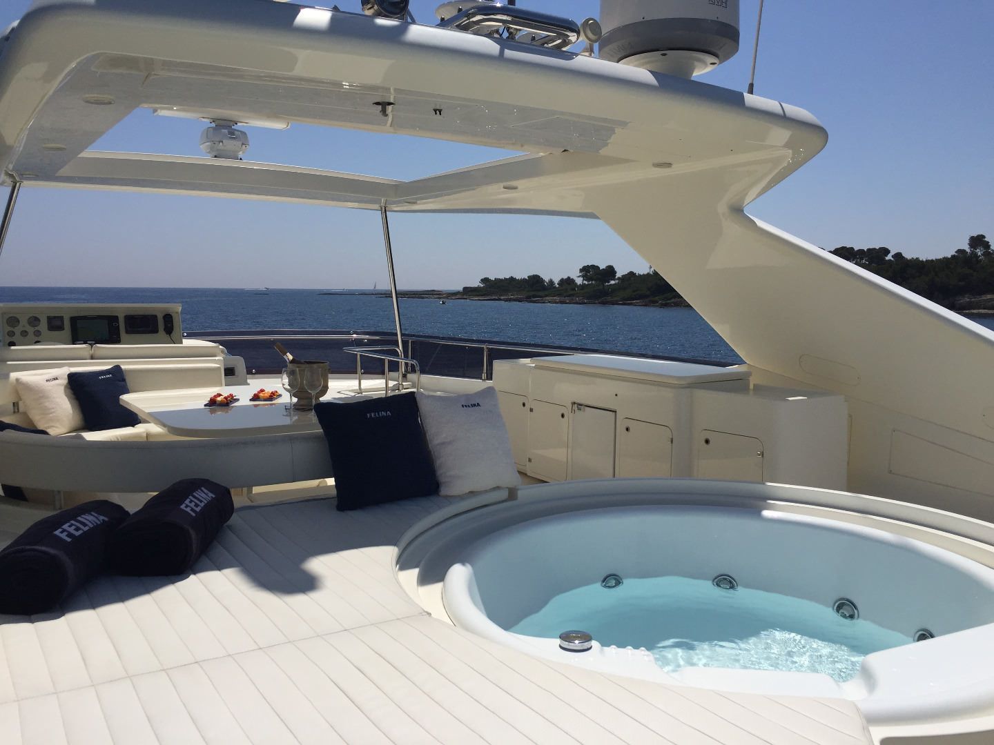 Ferretti 830 | Felina