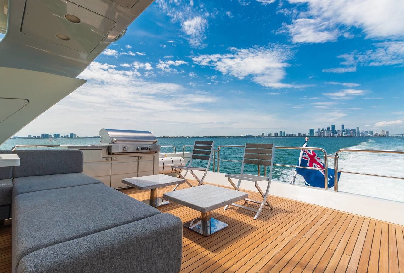 Azimut 103 | Scarlet