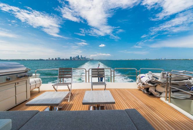 Azimut 103 | Scarlet